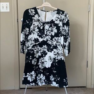 Short, flowy black & white dress with pockets